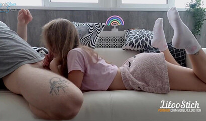 Олька с красивой жопой скачет у парня на члене, мешая ему читать книгу