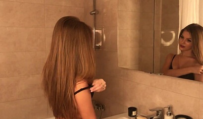 Молоденькая Светка дрочит киску напором воды, купаясь в душе