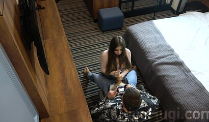 Сисястая русская телка дрочит большой член парня не согласившись на секс