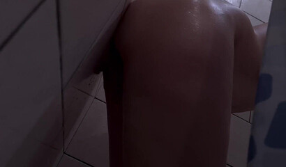 Русская жена мастурбирует киску резиновым членом в душе