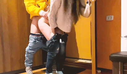 Русский муж с женой по-быстрому потрахались в коридоре перед работой