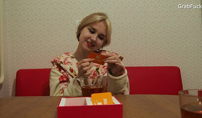 Русский парень кончает на лицо и волосы соседке после чаепития