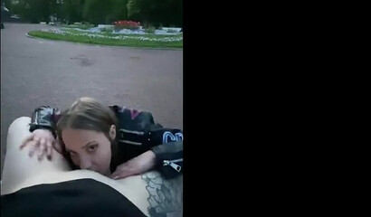 Лесбиянки лижут киски друг друга в парке не стесняясь ориентации