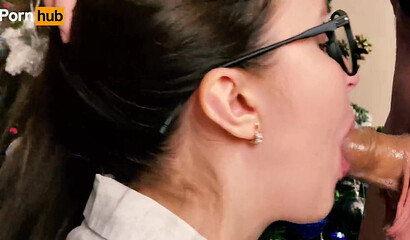 Секретарша в очках сосет член русского начальника ради премии