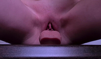 Замужняя девка сосет резиновый член и мастурбирует втайне от мужа