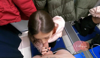 Лера отсосала большой пенис парня в примерочной магазина