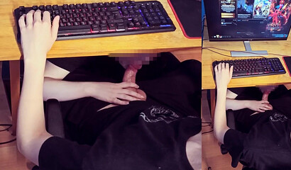 Жена сосет член русского мужа сидя под столом под игру в Доту