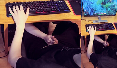 Жена сосет член русского мужа сидя под столом под игру в Доту