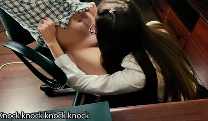 Молодая секретарша в очках сосет член русского босса ради повышения