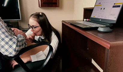 Молодая секретарша в очках сосет член русского босса ради повышения