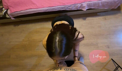 Худая клиентка сосет член доставщику пиццы в русском порно