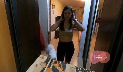 Худая клиентка сосет член доставщику пиццы в русском порно