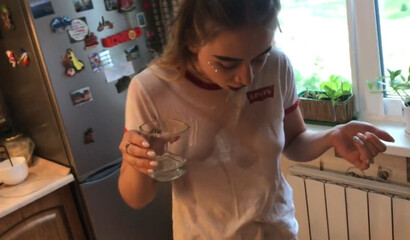 Парень Игорь выебал в рот и в пизду белокурую сучку чтобы не кричала