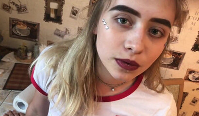 Парень Игорь выебал в рот и в пизду белокурую сучку чтобы не кричала