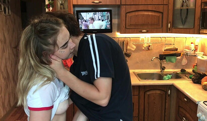 Парень Игорь выебал в рот и в пизду белокурую сучку чтобы не кричала