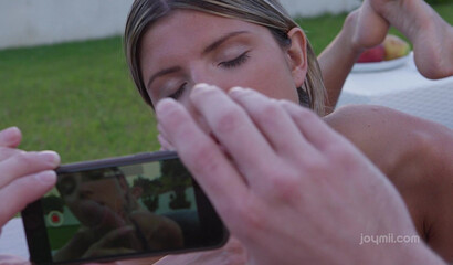 Русская молодая пара снимает свой секс на мобильный телефон