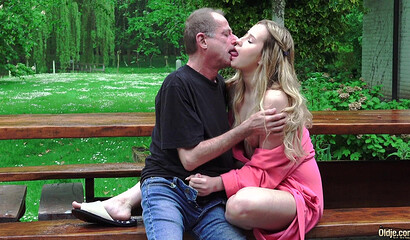 Дочь сосет отцу на лавочке в дождливую погоду