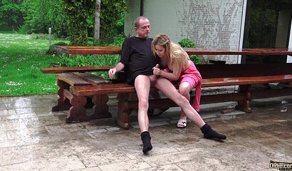 Дочь сосет отцу на лавочке в дождливую погоду