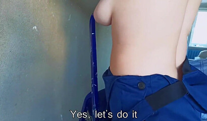 Русская девчонка сосет мой член вместо того, чтобы красить стену