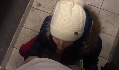 Русская соседка соблазнила и отсосала парню прямо в подъезде