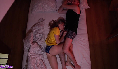 Русский парень выебал пьяную соседку, когда впустил переночевать