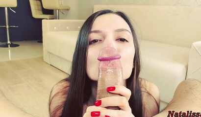 Молодую Наташку трахают раком на диване и кончают в пизду