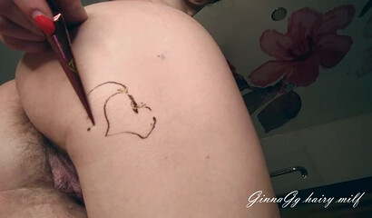 Стриптиз и домашняя мастурбация от зрелой русской мамки