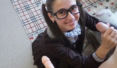 Трахаю худую студентку, пока она сосет резиновый член