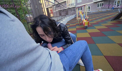 Выебал доверчивую студентку в подьезде и кончил в рот