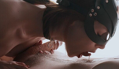 Русский секс крупным планом - девушка слизывает сперму