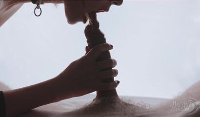 Русский секс крупным планом - девушка слизывает сперму