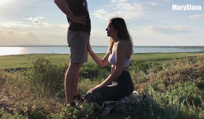 Спортивная Маша сосет член Славы после тренировки на природе