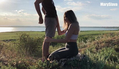 Спортивная Маша сосет член Славы после тренировки на природе