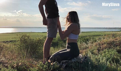 Спортивная Маша сосет член Славы после тренировки на природе