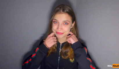 Ника предлагает парню потрахаться на лестничной площадке потому, что дома родители!