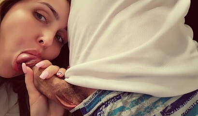 Минет в примерочной, на парковке и машины - русская телка не может остановиться!