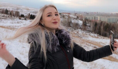 Катя сосет член парня в снежный зимний день во время прогулки