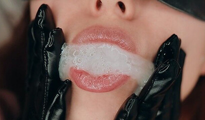 Полный рот спермы - русская девушка в черных перчатках сделала парню минет