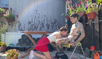 Трахает проститутку в колготках из Саратова у себя на даче