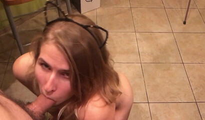 Поставил подругу раком на кухне и отодрал в пизду перед ужином