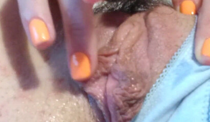 Брюнетка записала для парня видео мастурбации крупным планом не показывая из-за стеснения лица