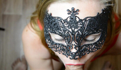 Русская телка впервые снимается в домашнем порно с парнем - поэтому в маске