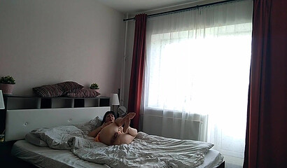 Русская зрелка никогда не бреет пизду потому что всегда мастурбирует