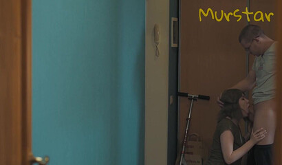 Муж трахает доставщицу пиццы, пока жена мастурбирует в душе