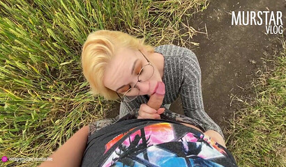 Отсосала пикаперу в поле, ведь все равно никто не увидит