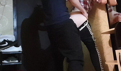 По-быстрому трахнулась с соседом в коридоре, пока муж смотрел телевизор