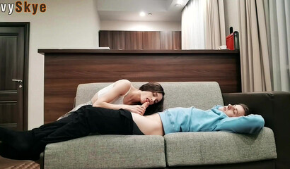 Разбудила паренька, чтобы трахнул мою мокрую суку