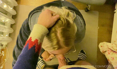 Очкастая подруга лижет мне член, чтобы я кончил ей на язычок