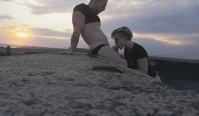 Развратная студентка трахается на крыше дома с мускулистым одногруппником