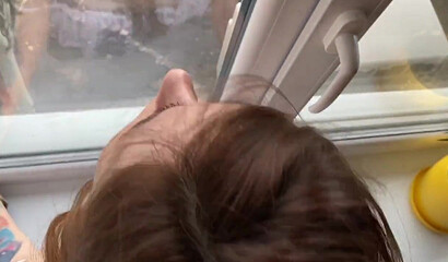 Русская горничная сосет своему хозяину после секса на подоконнике